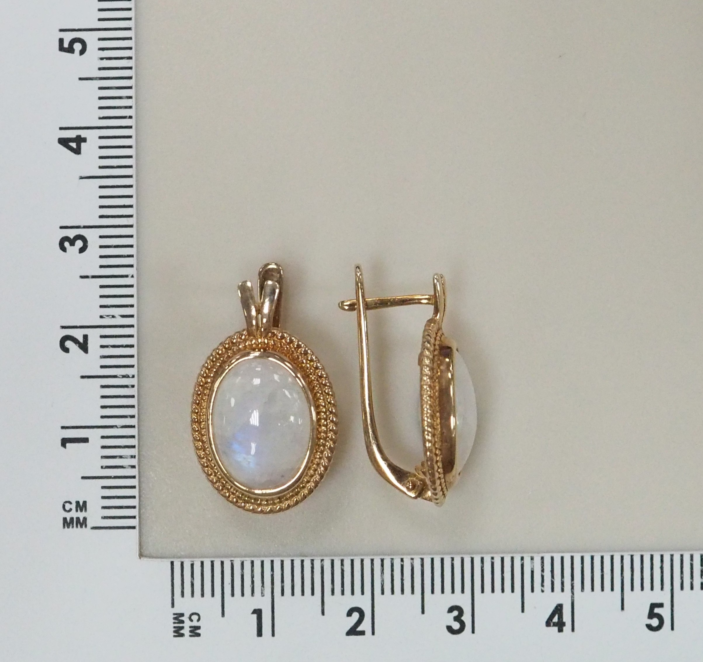 Серебряные серьги с лунными камнями